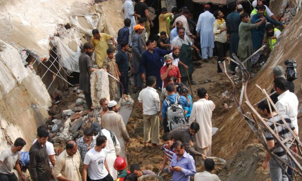 Pakistane sugriuvus mečetei žuvo 24 žmonės