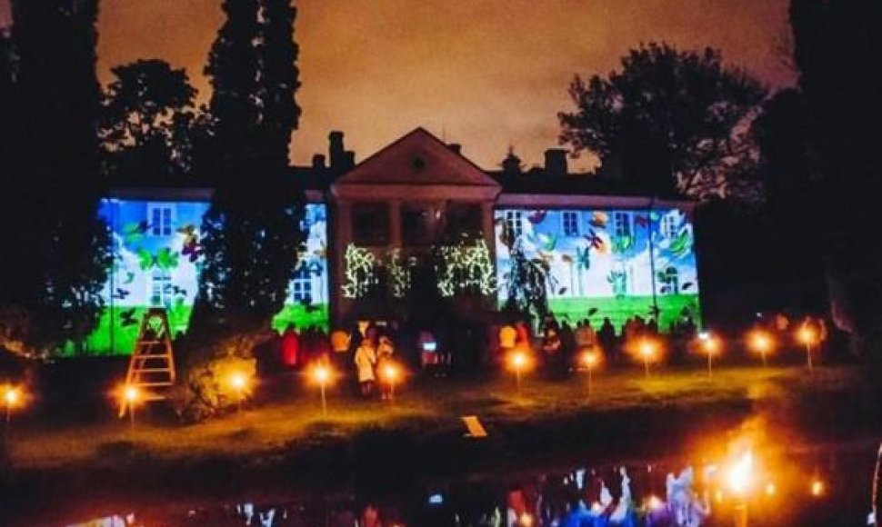 VDU Kauno botanikos sode Augalų žavadienio dalyvius pakerėjo ant Godlevskio rūmų sienų demonstruota vaizdo instaliacija