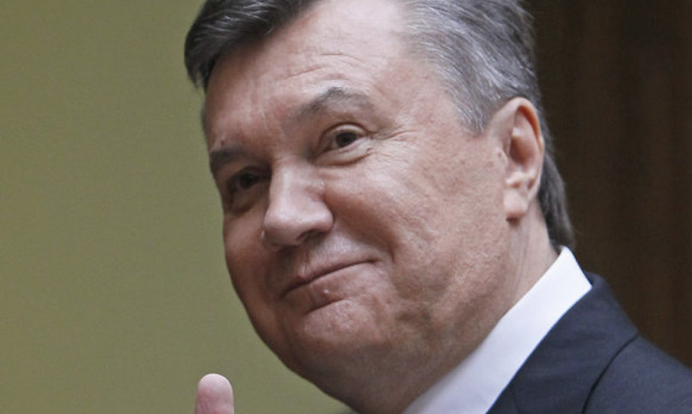 Ukrainian President Viktor Yanukovich gestures after casting his ballot at a polling station during the parliamentary elections in Kiev, October 28, 2012. Yanukovich's pro-business ruling party seems likely to win parliamentary elections on Sunday, but will face a re-energised opposition which has v