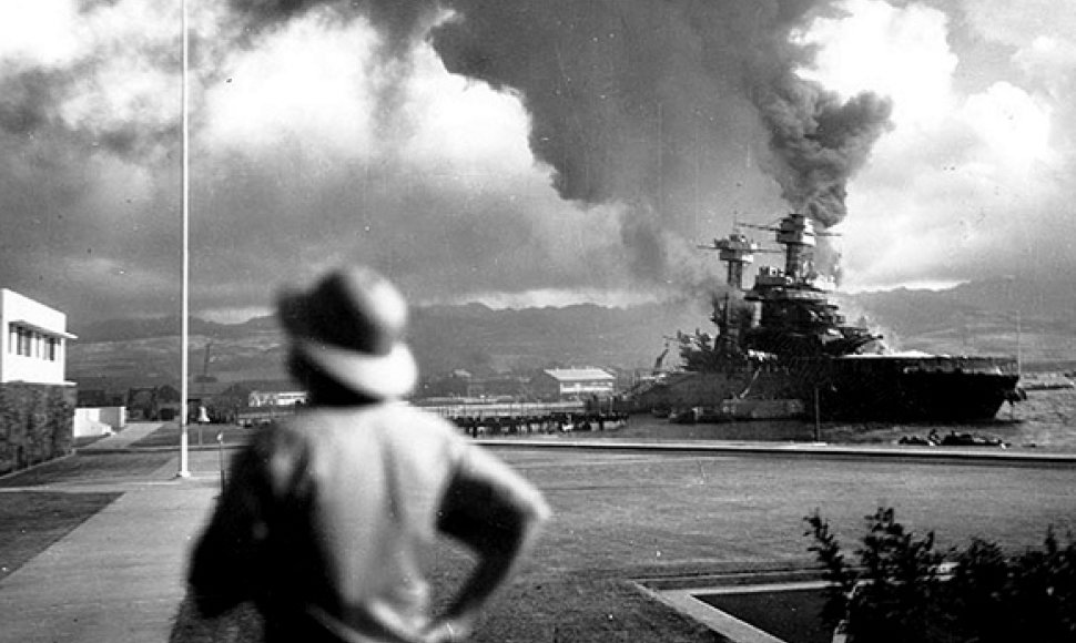 JAV karinis laivas „California“ dega po japonų atakos  1941 m. gruodžio 7 d.