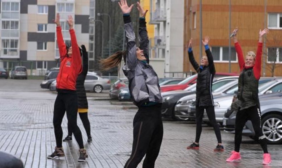 Galiausiai drąsesnieji, tarp jų ir vaikai, išjudėjo į kiemą ir, laikydamiesi saugių atstumų, bandė atlikti įvairius sporto judesius gryname ore.