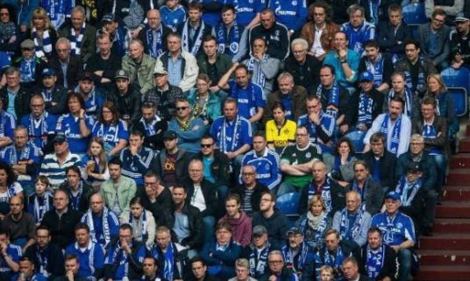 Mėlynųjų „Schalke“ sirga.ių jūroje sėdinti „Borussia“ fanė Steffi