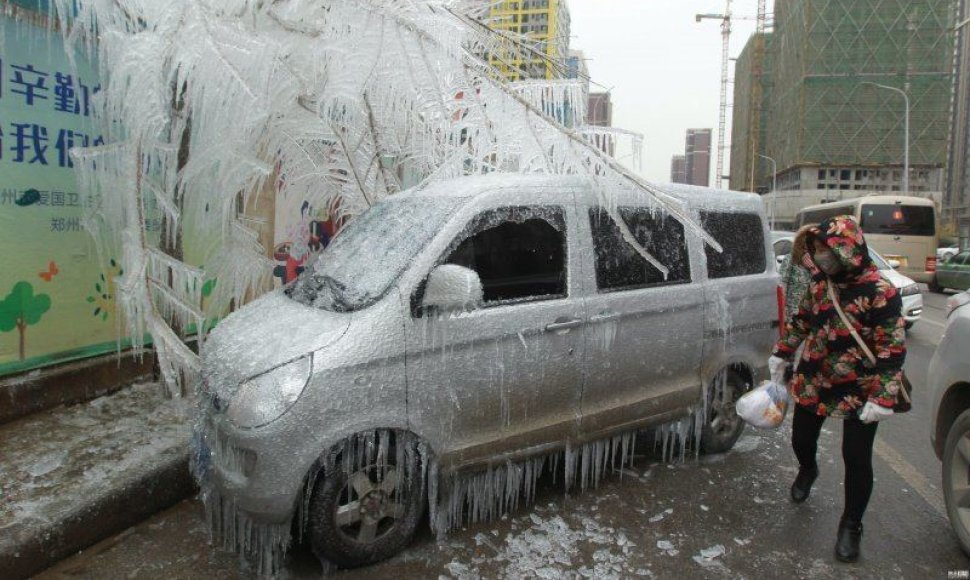 Automobilis virto ledo skulptūra
