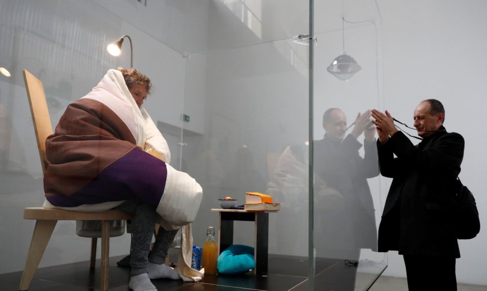 Abrahamas Poinchevalis nusprendė tapti „žmogumi višta“ ir išperėti kiaušinius už stiklinės vitrinos Paryžiaus modernaus meno centre.