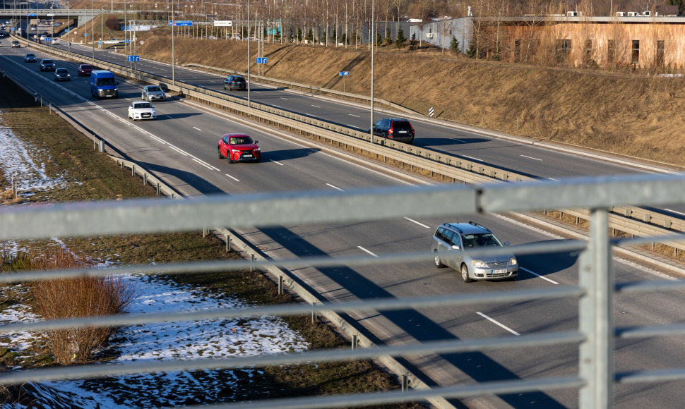 Nenaudojamas tiltas per Vakarinį aplinkkelį