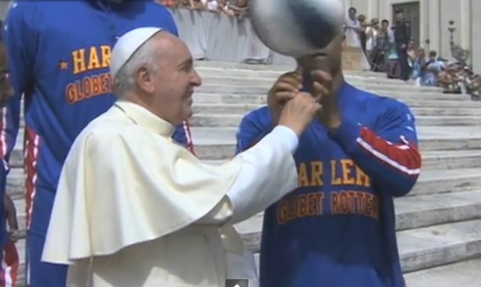Popiežius Pranciškus bandė sukti krepšinio kamuolį ant smiliaus