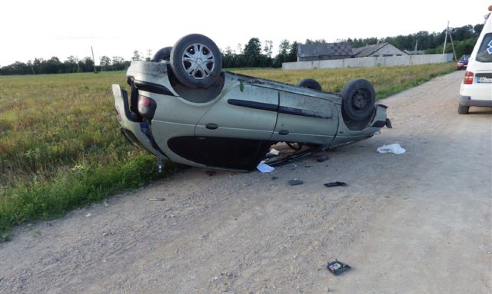 Birželio 15 d. apie 19 val. 25 min. Mažeikių rajono Tulnikių kaimo žvyrkelyje automobilis „Renault Megane Scenic“ kelio vingyje nuvažiavo nuo kelio ir apvirto. 