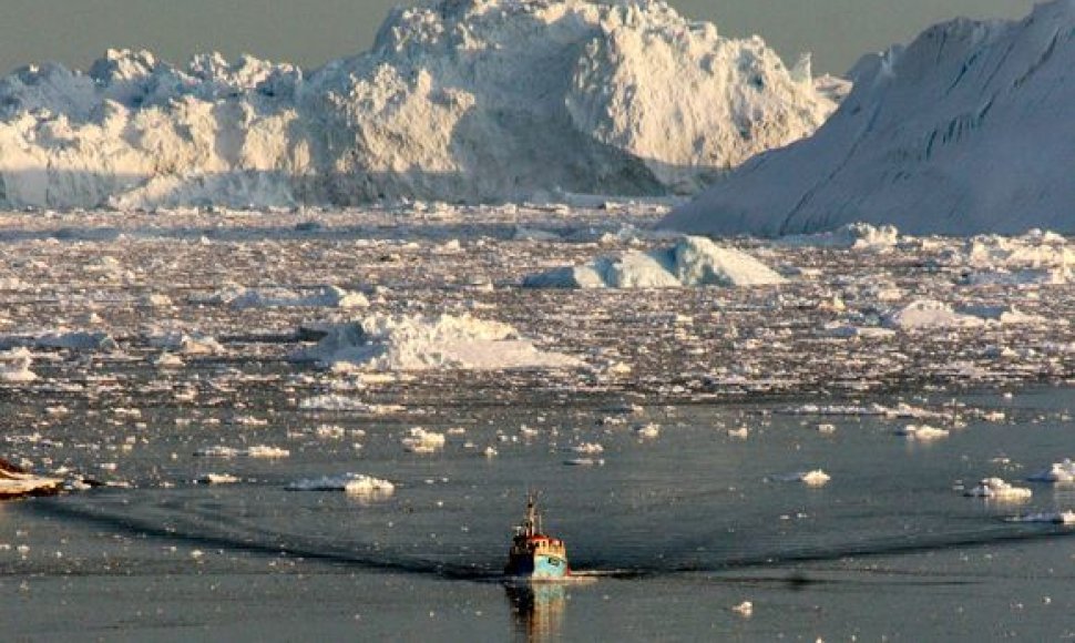 Laivas, plaukiantis per tirpstančius Grenlandijos ledynus