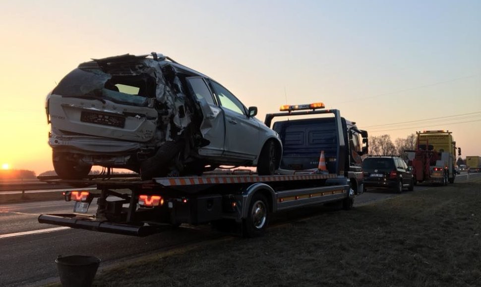 Balandžio 8 d. avarija prie Kauno: pienovežis atsitrenkė į „Volvo XC 60“