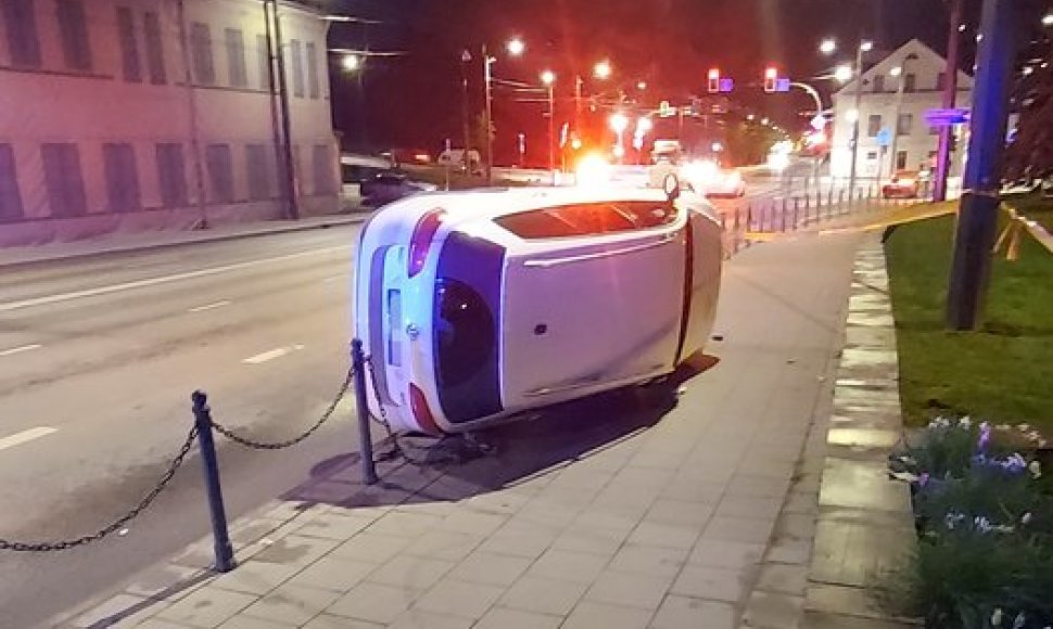Kaune vertėsi „VW Passat“ – automobilis liko gulėti ant šono