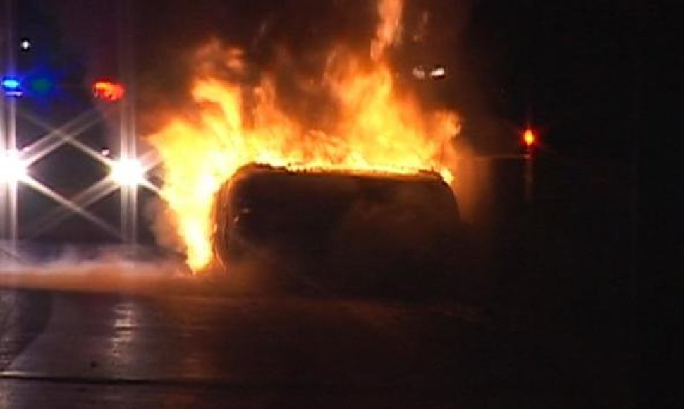 Degantis automobilis, iš kurio lietuviai ištraukė žmogų