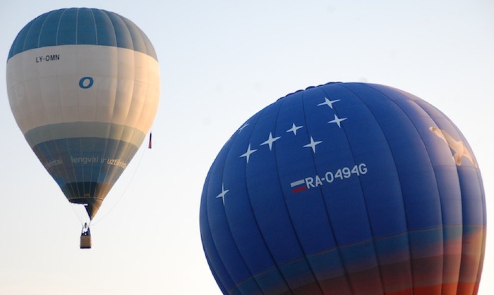 Kyla Roko Kostiuškevičiaus pilotuojamas balionas (dešinėje)