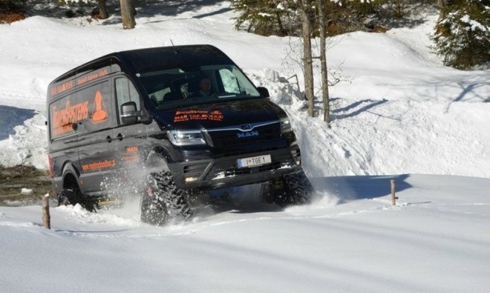 „Man Truck & Bus“ pristatė naują važiuoklės galimybę „TGE 3.180 4x4 Combi“