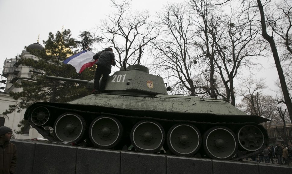 Vyras su Krymo vėliava ant seno sovietų tanko