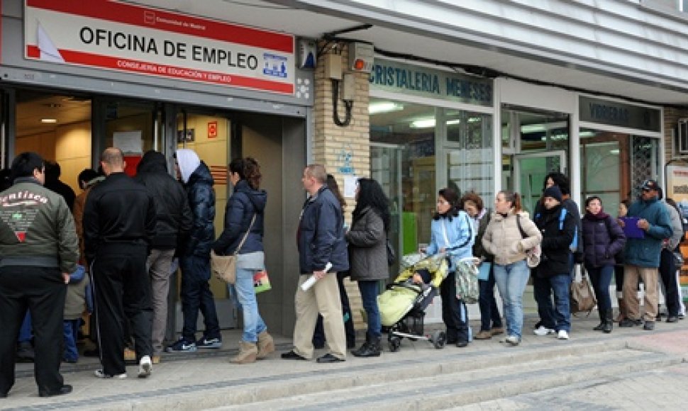 Žmonės laukia prie įdarbinimo biurio Madrido rajone
