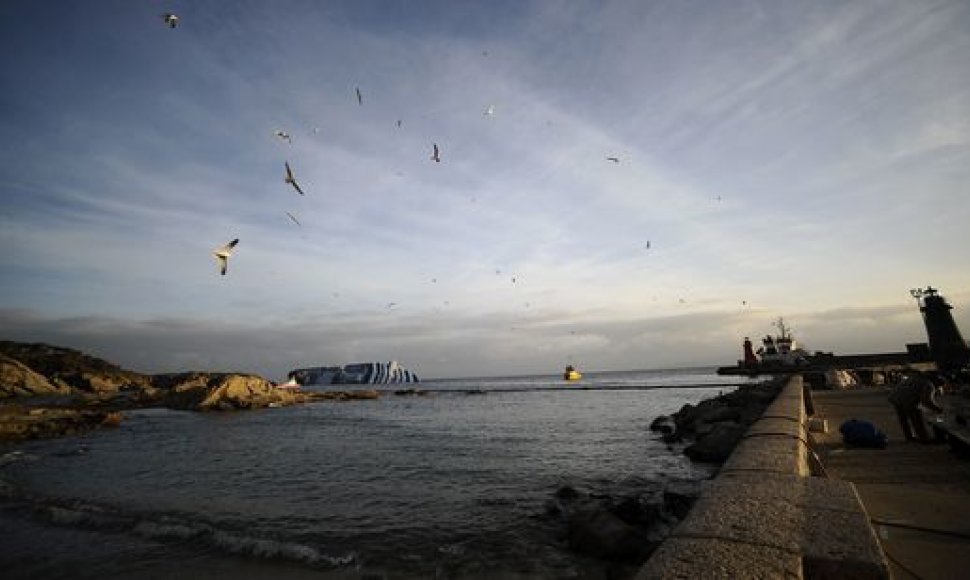 Tęsiama laivo „Costa Concordia“ gelbėjimo operacija