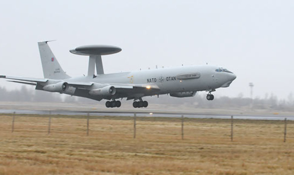 NATO „Boeing 707“ leidžiasi Šiauliuose