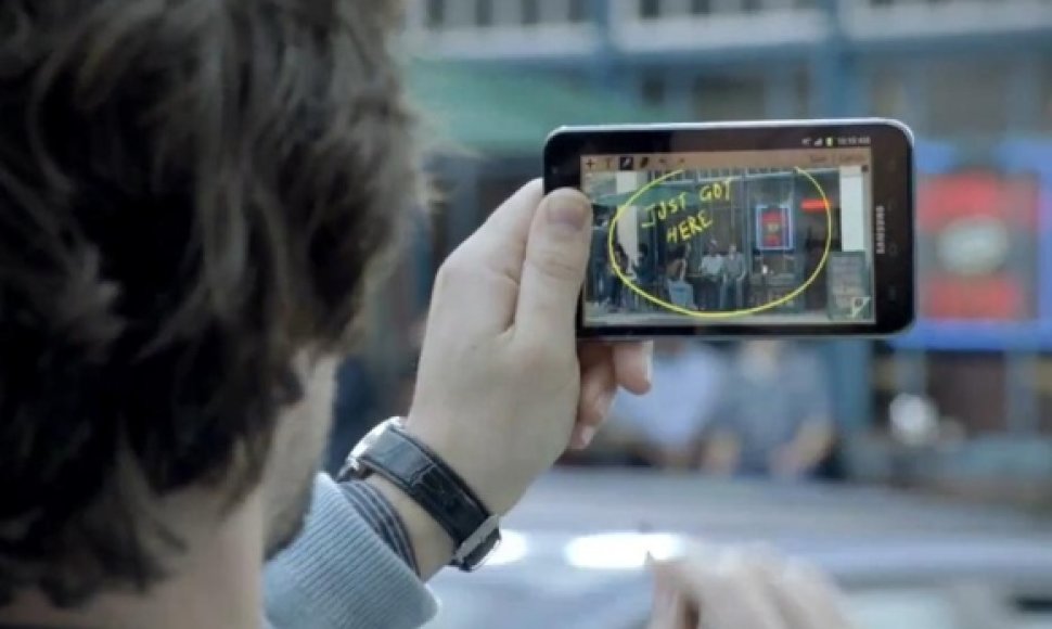 Šįkart pašiepdama „Apple“ gerbėjus „Samsung“ reklamuoja išmaniojo telefono ir planšetės hibridą „Galaxy Note“. 