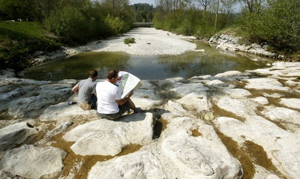 Vyrai sėdi išdžiuvusioje Tioso upės vagoje