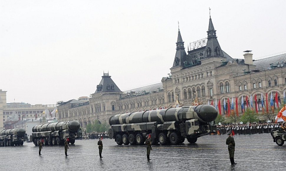 Balistinės raketos „Topol-M“ per paradą Maskvoje
