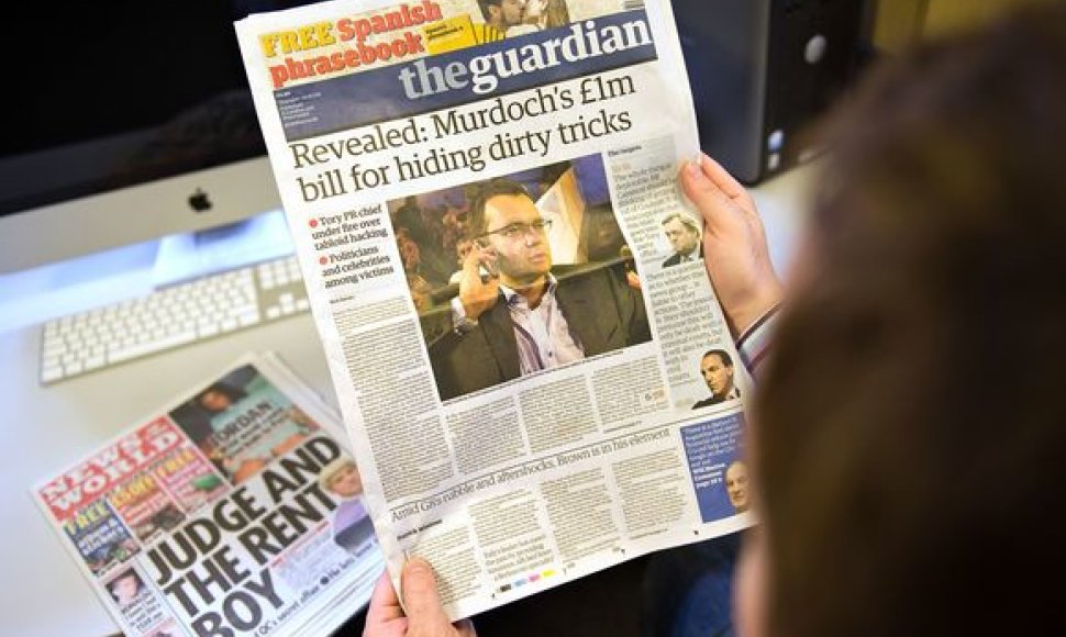 Britų laikraštis "The Guardian" teigia, kad R.Murdocko žiniasklaidos holdingas "News Corporation" išmokėjo milžiniškas kompensacijas nukentėjusiems