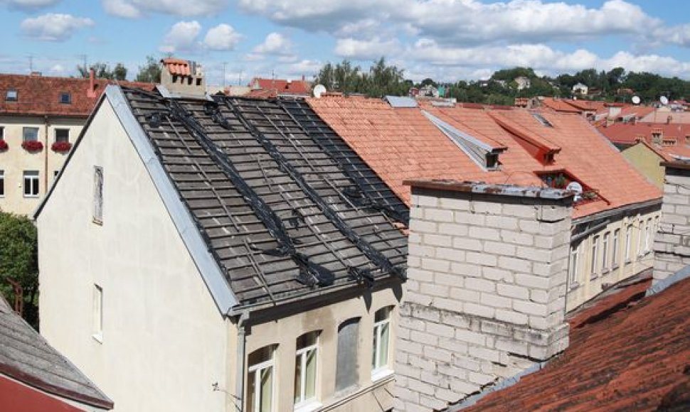 Jau pusantrų metų Kurpių gatvės gyventojai vargsta gyvendami po nurengtu stogu. 