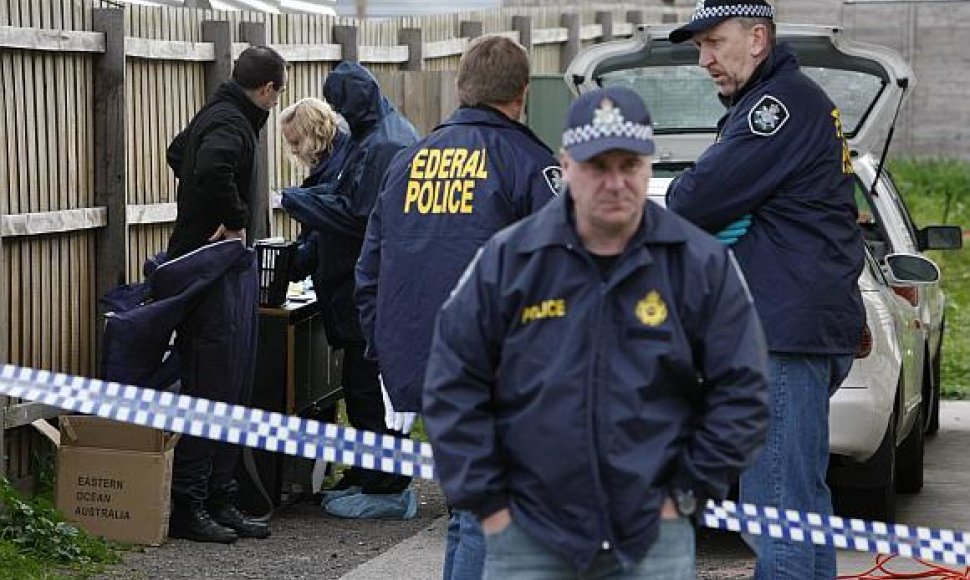 Australijos policija prie namo Melburno priemiestyje, kuriame buvo apsistoję įtariami teroristai.