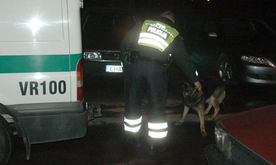 Policijos kinologas su tarnybiniu šunimi įvykio vietoje