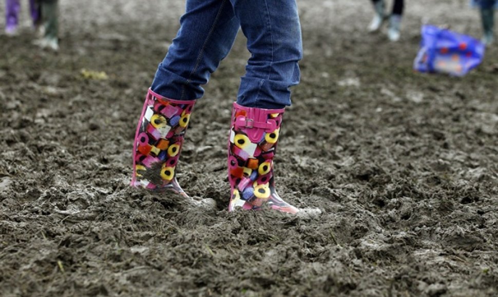 Žmonės renkasi į „Glastonbury“ festivalį.