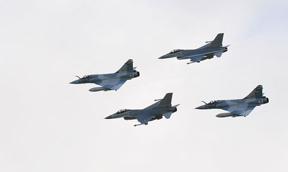 Prancūzų „Mirage 2000“ ir danų F-16 ore virš Zoknių