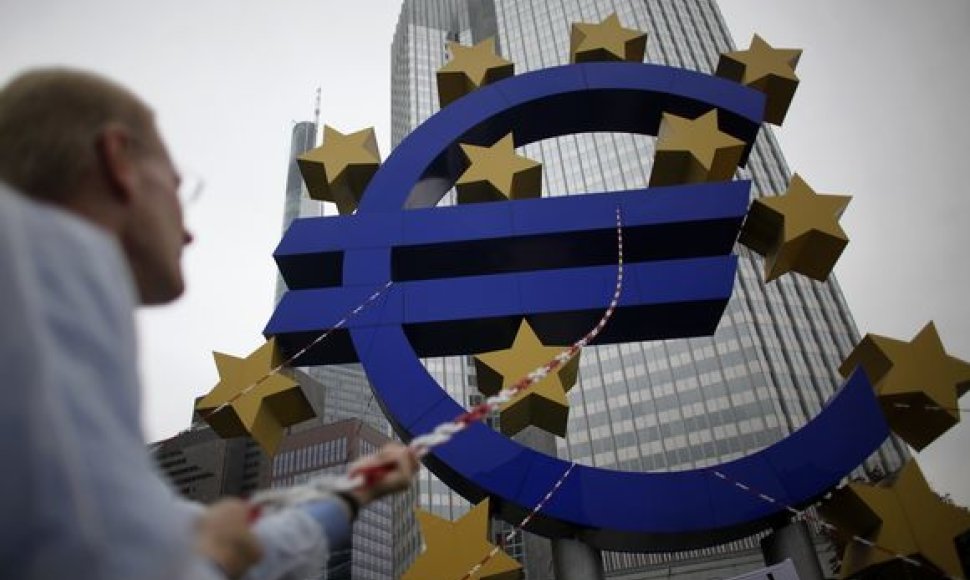 Euro ženklas prie Europos centrinio banko Frankfurte prie Maino.