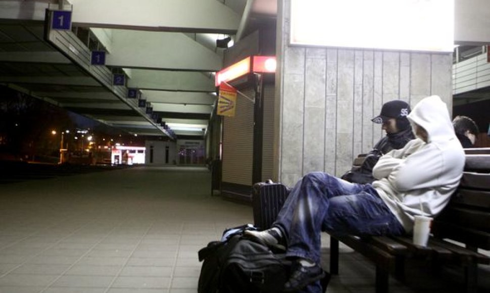 Vilniaus stotis naktį prisipildžiusi laukimo – kas laukia rytinio autobuso, kas traukinio, kas ryto.