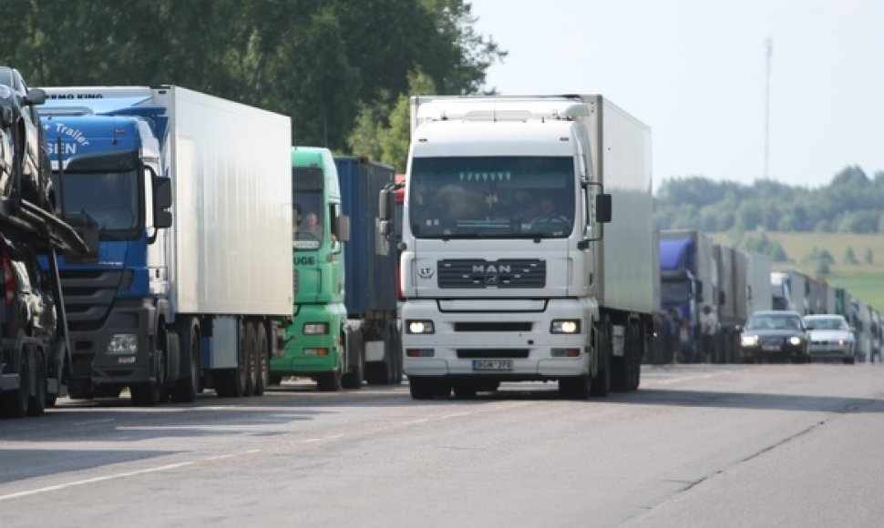 Pasienio poste automobilių eilės