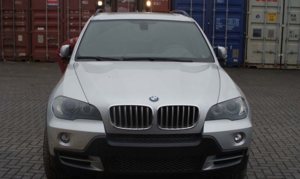 Klaipėdoje muitininkai aptiko vogtą automobilį „BMW X5“.