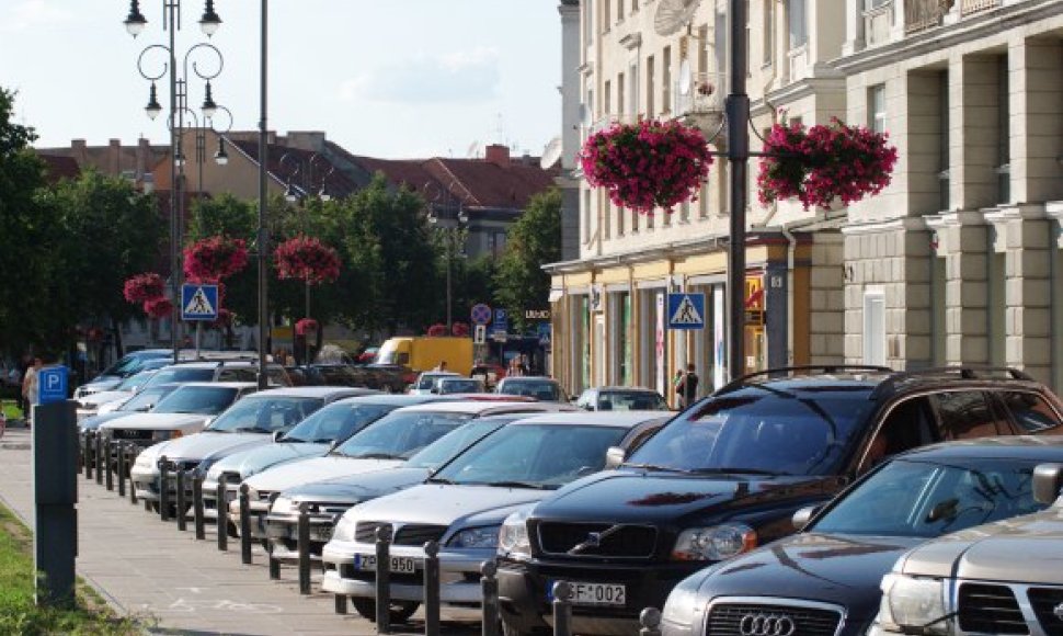 Automobilio stovėjimas Mėlynojoje zonoje atsidūrusiose gatvėse turėtų atpigti iki 4 Lt. Tačiau Vokiečių gatvėje ir toliau teks mokėti 6 Lt.