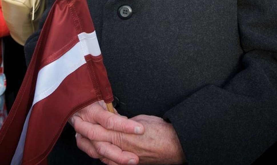 Žmogaus rankose – Latvijos vėliava