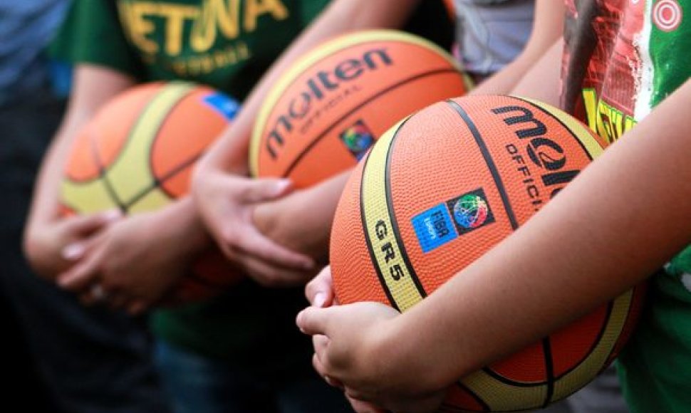 Lietuvos krepšinio sirgaliai siekė pasaulio kamuolio mušinėjimo rekordo.