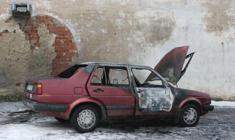 Sudegintas banditų automobilis