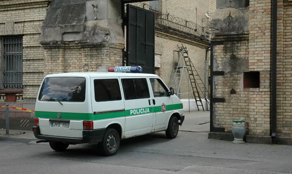 Policija į Lukiškių kalėjimą atvežė suimtuosius