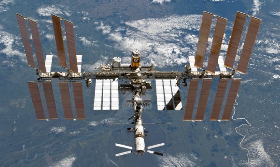 Tarptautinė kosmoso stotis nufotografuota iš „Discovery“ erdvėlaivio.