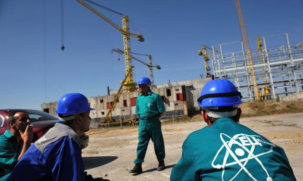 Darbininkai ir kranai Bulgarijos atominės elektrinės netoli Beleno statybvietėje.