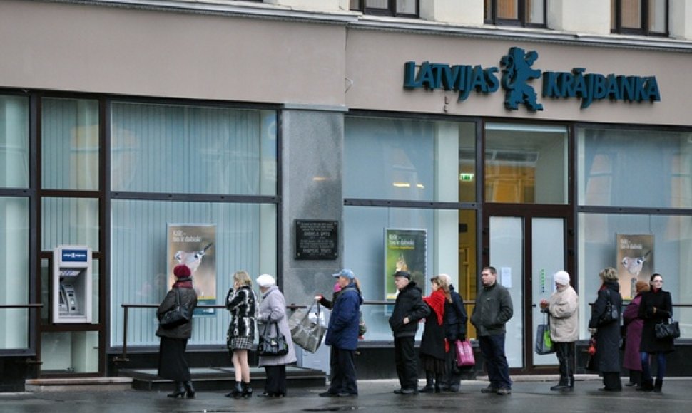 Žmonių eilė prie „Latvijas Krajbanka“ bankomato