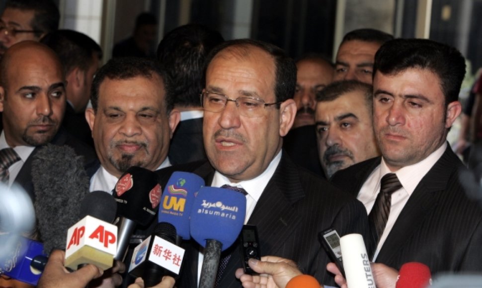 Nuris al Malikis (centre)