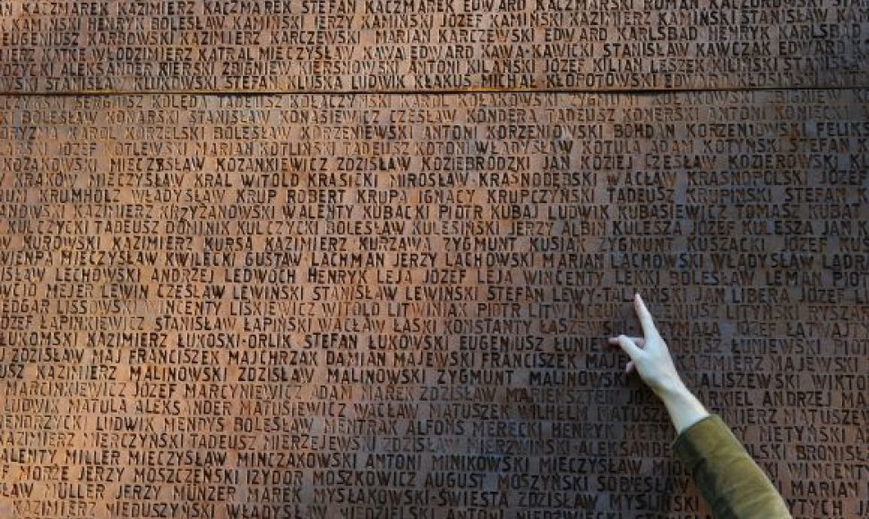 Katynėje nužudytųjų pavardės iškaltos ant memorialinės sienos.