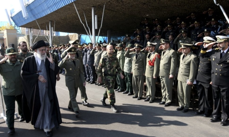 Ajatola Ali Khamenei sveikinasi su Irano kariuomenės vadais.