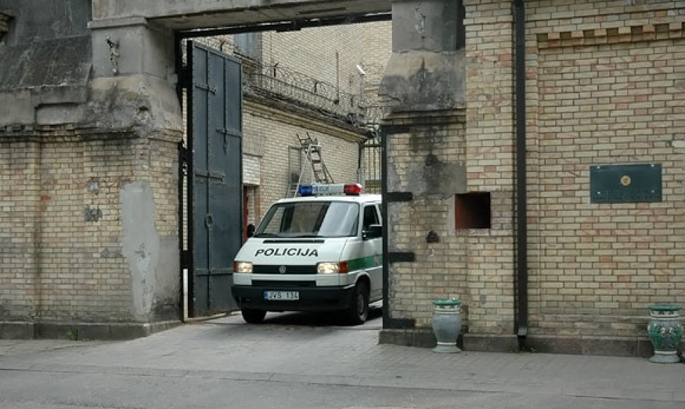 Policijos automobilis išvažiuoja iš Lukiškių kalėjimo