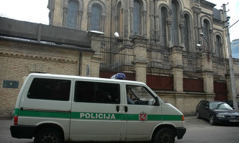 Policijos automobilis važiuoja pro Lukiškių kalėjimą
