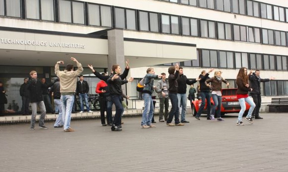 Studentai neįprastu būdu reklamavo savo renginį „Barų vakaras“.