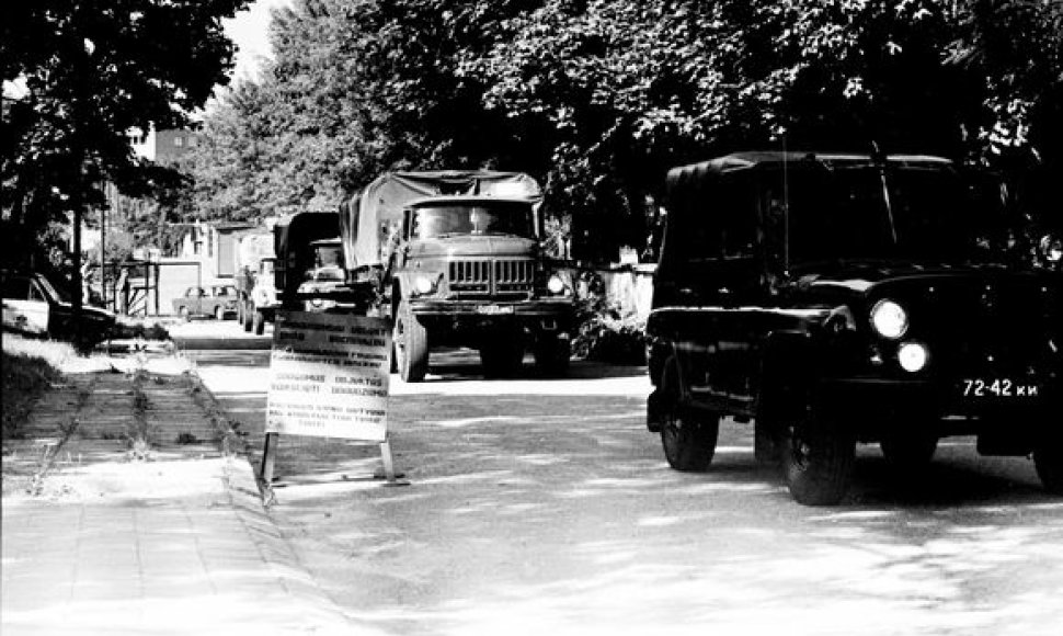 Sovietų kariuomenė po nepavykusio perversmo Maskvoje išvyksta iš užgrobtos Lietuvos televizijos ir radijo komiteto teritorijos. Vilnius, 1991 08 22.