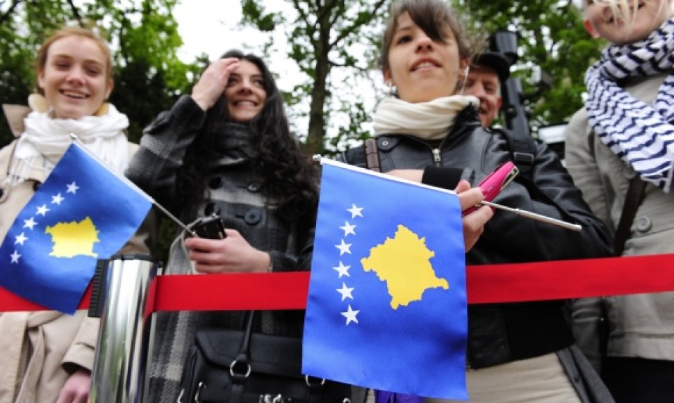 Jaunimas su Kosovo vėliavomis.